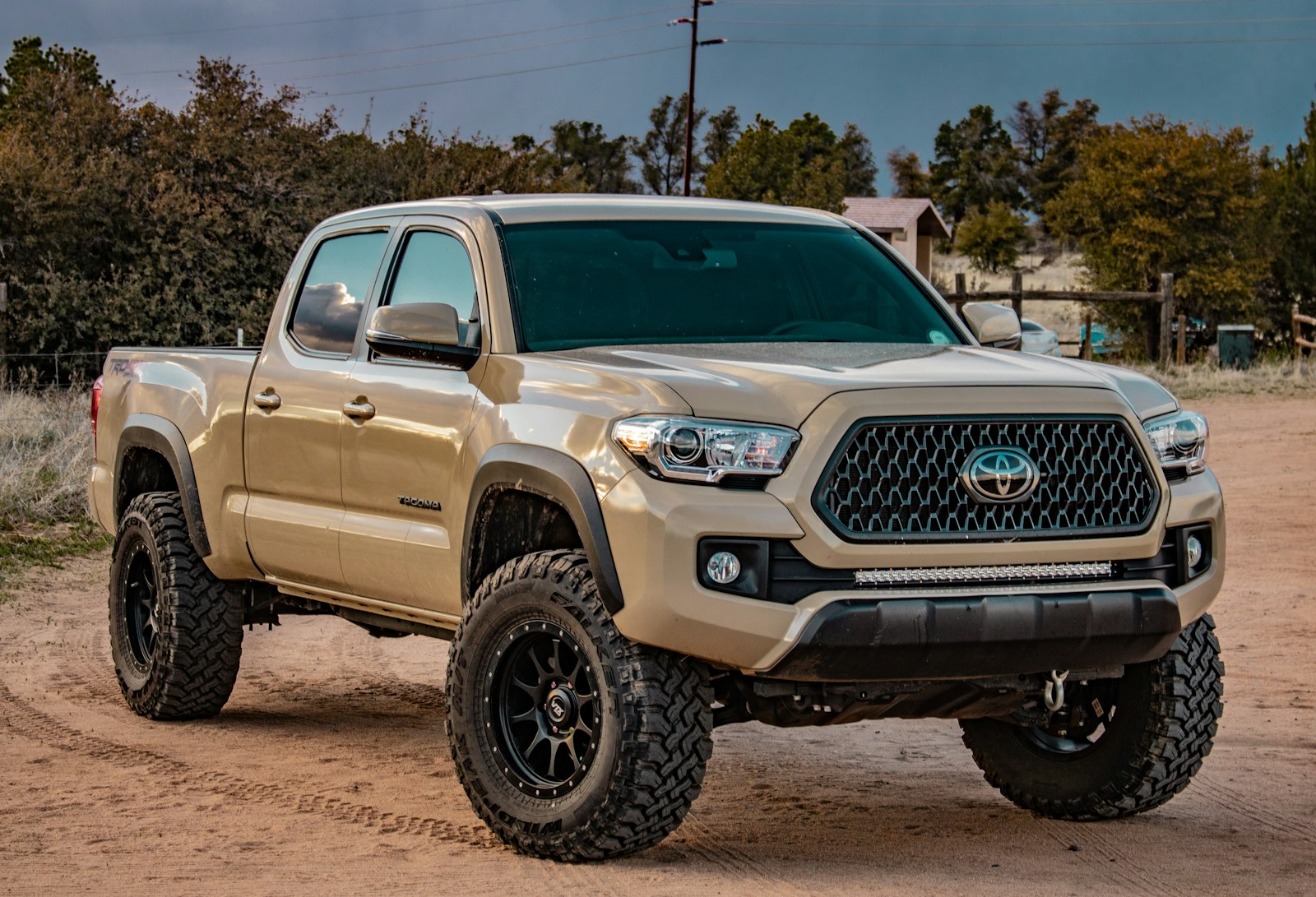 Toyota Tacoma blanca de cabina doble